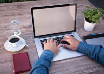 Unlocking Convenience: Exploring the Benefits of Carbon Fiber Smart Wallets