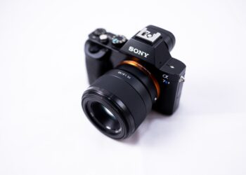 Cutting-Edge Connectivity: The Top Compact Cameras for Instant Wireless Sharing