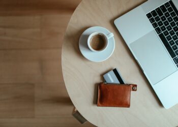 Unlocking Convenience: Exploring the Benefits of Carbon Fiber Smart Wallets