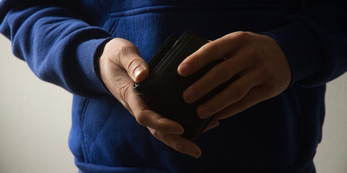 Enhancing Your Everyday Carry: The Advantages of Carbon Fiber Smart Wallets