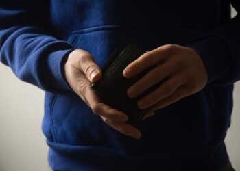 Enhancing Your Everyday Carry: The Advantages of Carbon Fiber Smart Wallets