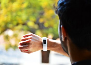 Simplify Your Tasks on the Jobsite with the Best Smartwatches for Construction Professionals