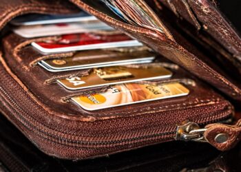 Safe and Stylish: Carbon Fiber Smart Wallets Combine Form and Function